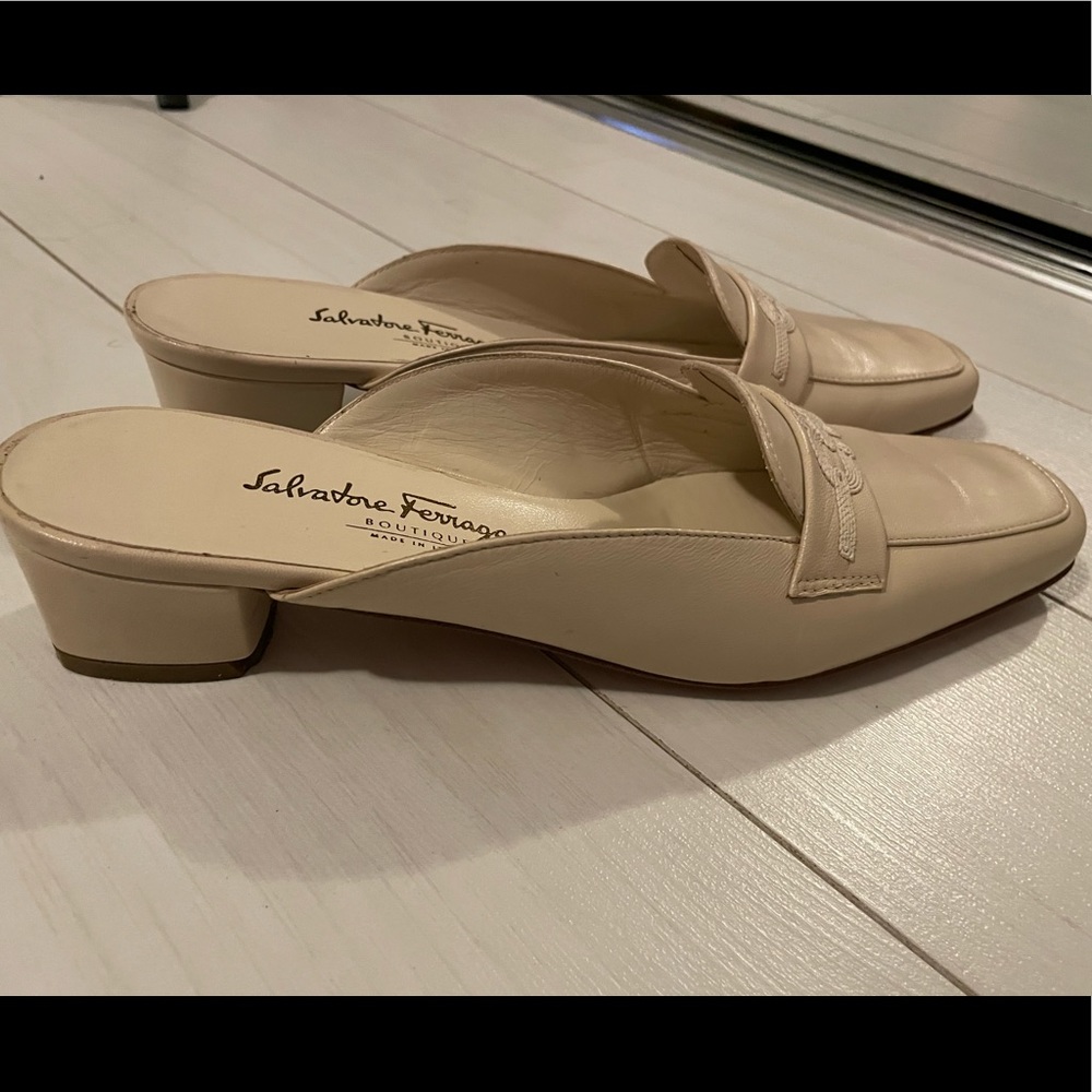 Vintage Salvatore Ferragamo tan leather mules